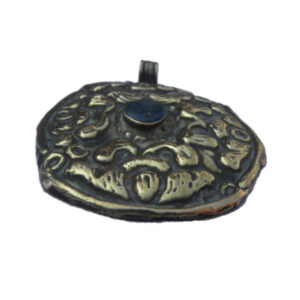 artistic-pendant-with-blade-stone