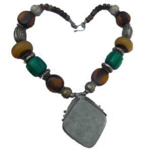 stone-necklace-with-pendant